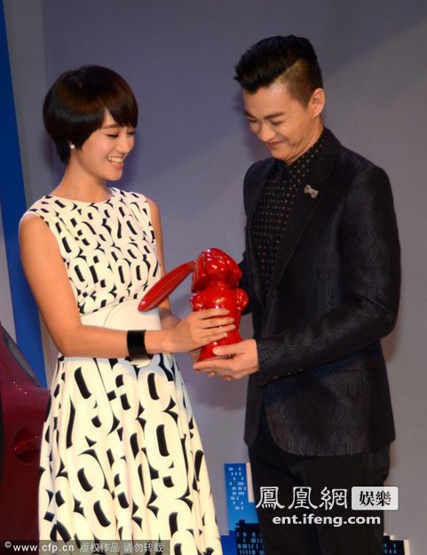 朱丹首度与男友同场捞金 现场秀恩爱打情骂俏