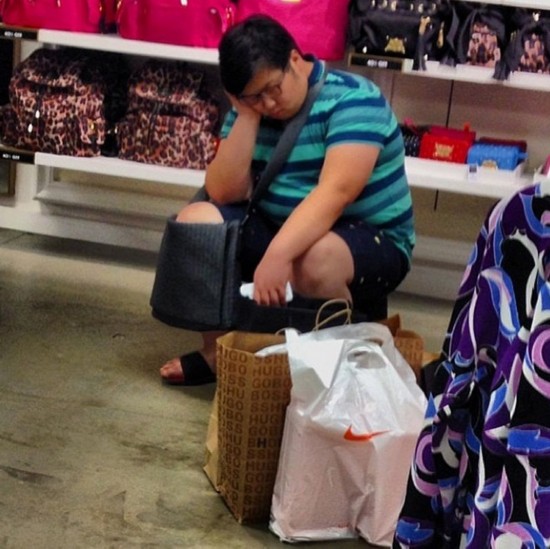 陪女人逛街的男人们:或真睡 或装睡 眼神空洞女