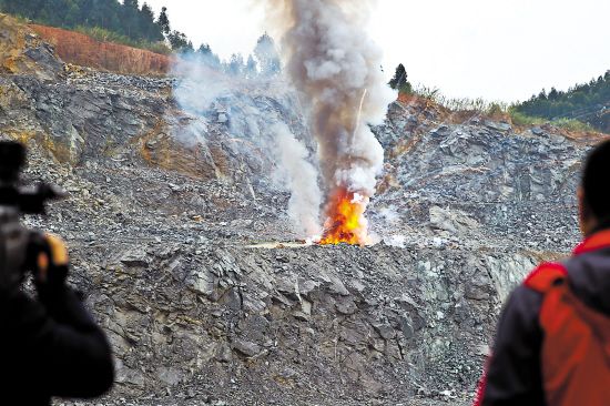 广州警方收缴销毁13吨非法销售烟花爆竹