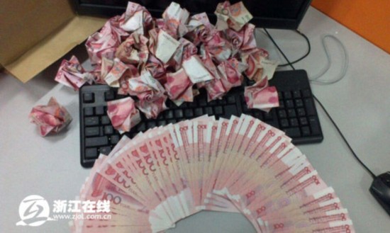 小伙受准丈母娘刁难 用20万现金折纸玫瑰求婚(图)
