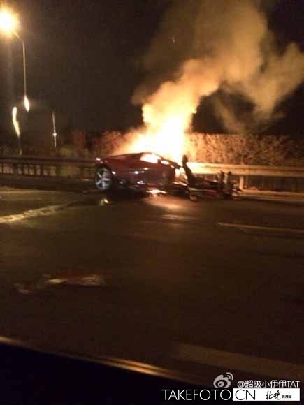 北京一法拉利机场高速车祸致一死 车身瞬间粉