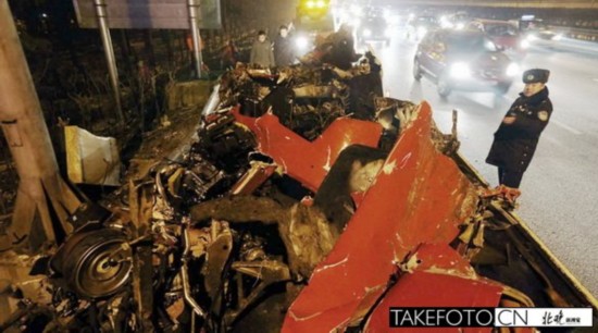 北京:红色法拉利高速公路单方事故致一死两伤