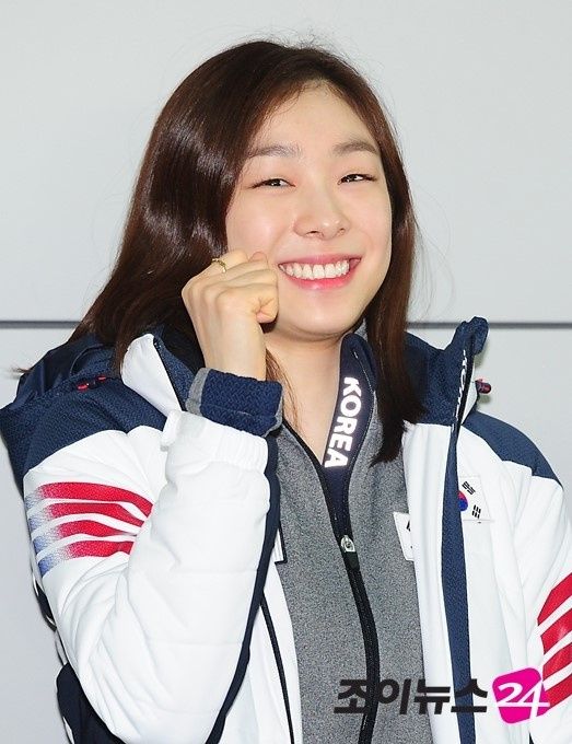 金妍儿启程前往索契 在机场握拳卖萌