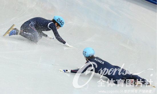 短道速滑运动员摔跤瞬间