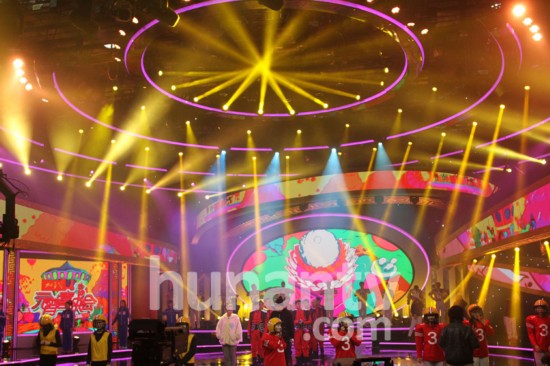 何炅马丽元宵晚会彩排小品 百变五侠调侃春晚