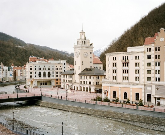 距离索契市25英里（约40千米）外的罗莎库塔（Rosa Khutor）是高山滑雪胜地。