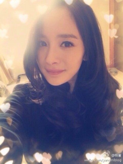 热点:辣妈杨幂晒美艳自拍照+祝网友情人节快乐