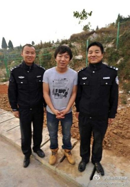 黄渤与两名交警合影 被调侃:手铐PS掉了(图)