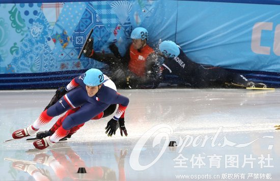 短道速滑运动员摔跤瞬间