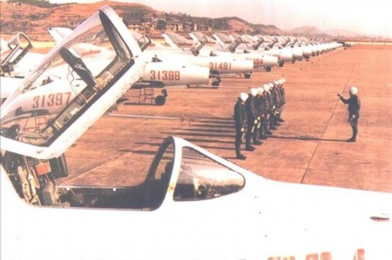 中国歼-7退役前往各博物馆 穿过闹市吸引眼球