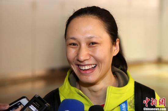 冬奥冠军张虹载誉归国 机场与守候记者比 速滑