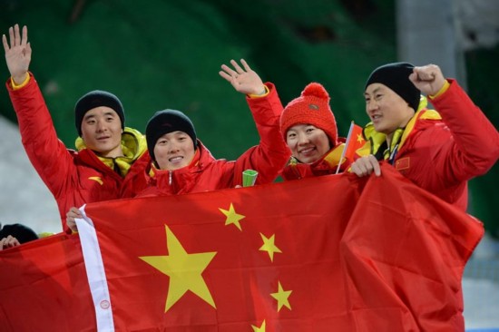中国，加油！——索契冬奥会赛场上的五星红旗（自由式滑雪女子空中技巧决赛）。人民网记者 王霞光摄