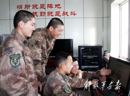 习近平与士兵用餐照公布:吃西红柿炒蛋(组图)