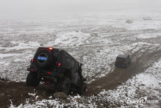 西安越野车爱好者雪地里撒撒野(组图)