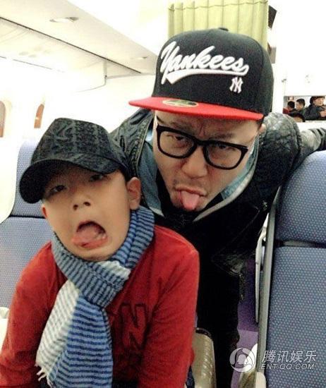 郭涛晒2胎女儿照片 明星罕见亲子家居照