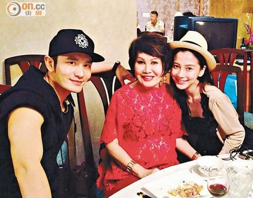Angelababy和黄晓明在夏威夷与朋友共进晚餐
