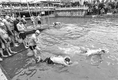 温州50多位鞋厂老板集体跳河冬泳 力证水质改