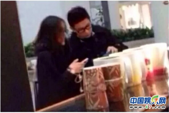 吴奇隆刘诗诗逛台湾夜市吃小吃 亲昵恩爱如老