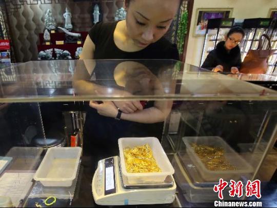 金店工作人员正在称重。 张云 摄