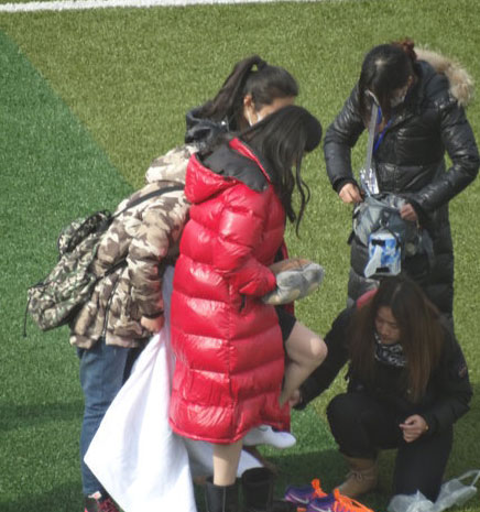 杨幂怀孕 获4助理簇拥服侍换靴子