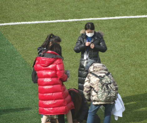 杨幂怀孕 获4助理簇拥服侍换靴子