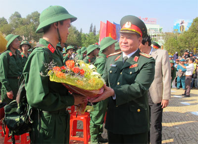 组图:越南新兵入伍美女排队献花送礼