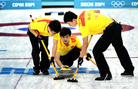 中国男子冰壶队（自左至右：臧嘉亮、徐晓明、巴德鑫）在比赛中