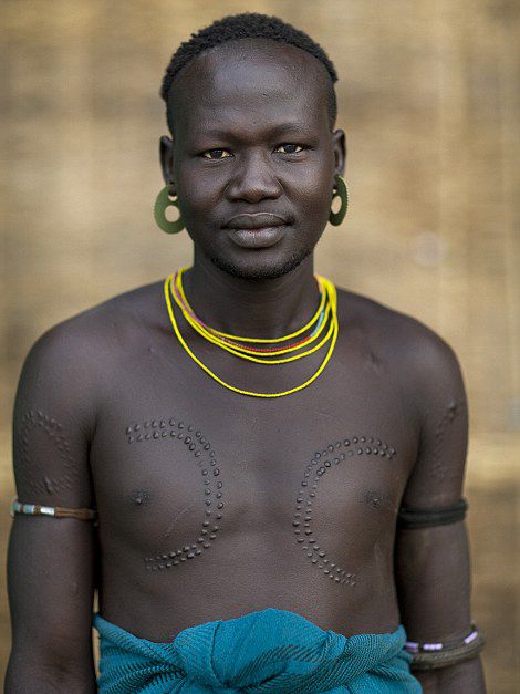 探访非洲土著部落 刺最痛纹身求伤痕美