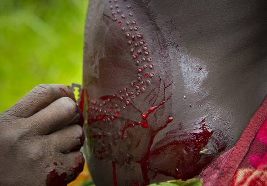 探访非洲土著部落 刺最痛纹身求伤痕美