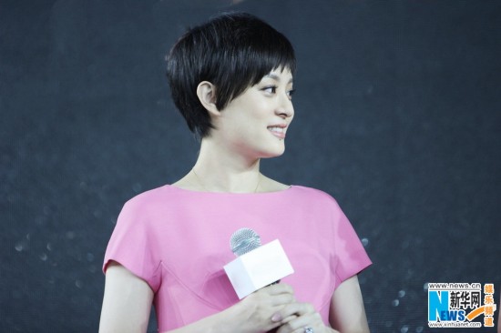 孙俪公布怀孕后首亮相 著装粉嫩脚踩超细高跟鞋