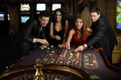 实拍白俄罗斯赌场内的明艳动人美女们