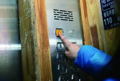 长沙市民蔡解生患上了电梯恐惧症,尽管住14楼,他上下楼只愿意爬楼梯