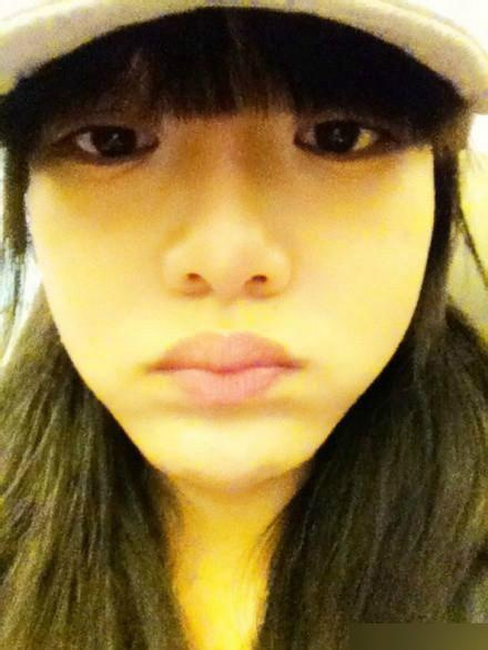 《爱情公寓》主演卸妆 娄艺潇素颜无杀气(图)