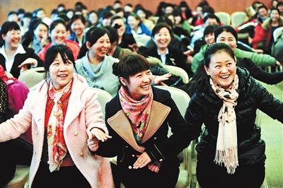 笑迎APEC服务员集体培训 穿短裙如何下蹲