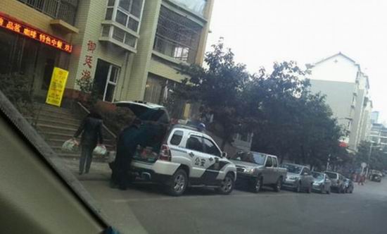 网曝达州警察开警车给茶楼送菜 回应称正调查