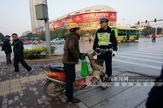 南宁对无牌电动车上路开出罚单 当日不会二次