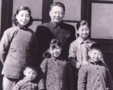 习仲勋与夫人齐心及<em>儿子习近平</em>旧照【25】--安