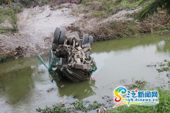 三亚海榆东线发生事故 4车相撞1车坠河7人伤