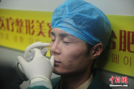 安徽男子欲整容成雷锋(组图)