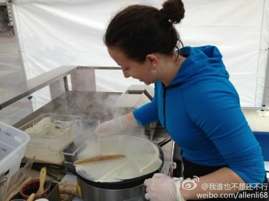 美国女孩西雅图卖煎饼果子 一份七美元可刷卡