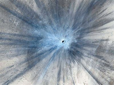 科技新视野:神秘火星陨石坑产生巨大火山口(图