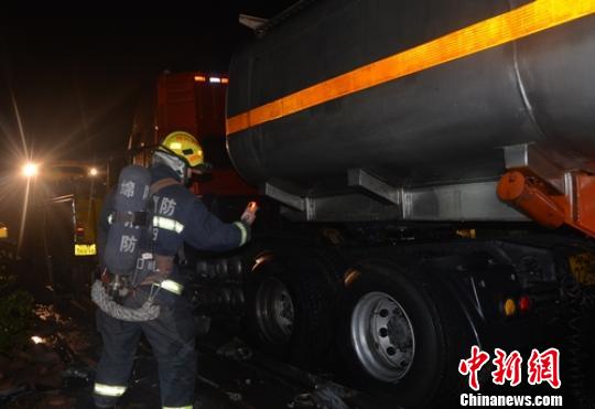 京昆高速四川绵阳境内载29吨笨罐车发生车祸