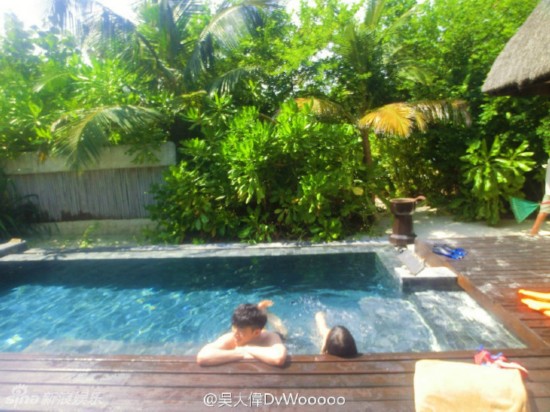 相差18岁萌兄妹温馨家居照爆红+网友:最萌年龄差