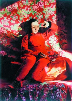 王沂东《冬天里的阳光》 王沂东的作品通常背景单纯,将西方古典油画的精湛技法与中国民族文化的审美意蕴融于一体,笔法精细严谨、造型线条分明、形体结构准确并擅长表现人物丰富复杂的内心世界,画面古朴凝重而又俏丽灵动。红衣农家少女是他作品中经常出现的艺术符号,不过这张画中,通常单纯的雪地或纯色块背景变成了民俗色彩浓郁的被褥,加上光线的巧妙运用,令人耳目一新。