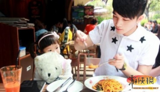 <em>相差18岁萌兄妹</em>私房照爆红:最萌年龄差羡煞旁