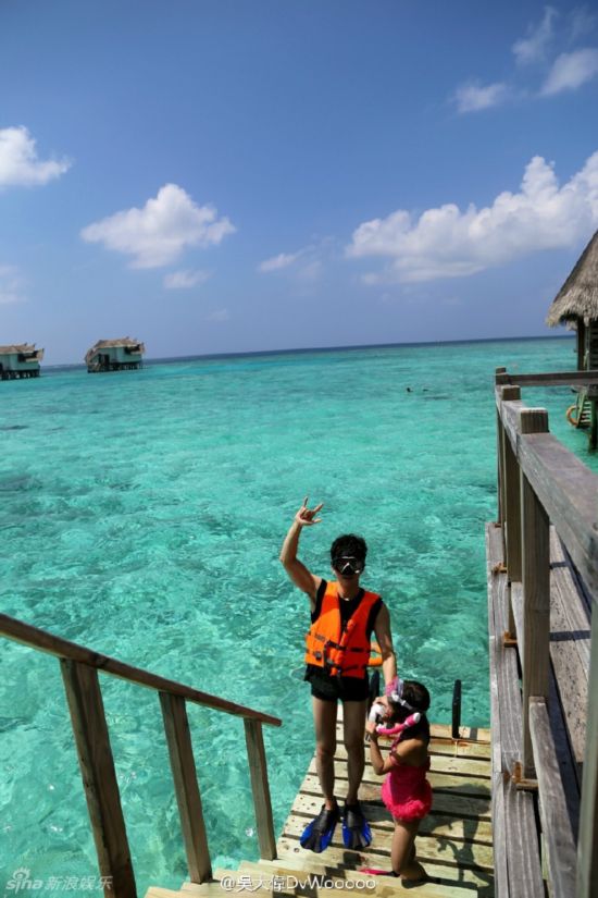 相差18岁萌兄妹温馨家居照爆红+网友:最萌年龄差