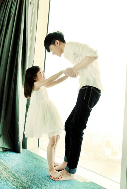 相差18岁萌兄妹走红网络 大男孩吴大伟获封 中