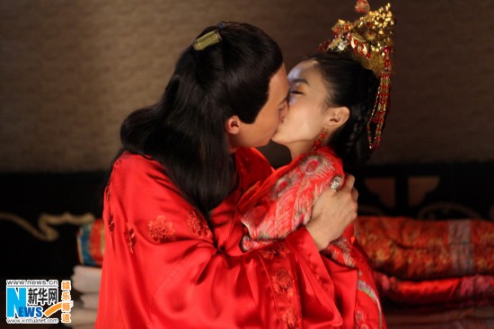 《错点鸳鸯》曝剧照 戚迹、赵丽颖入洞房嘟嘴
