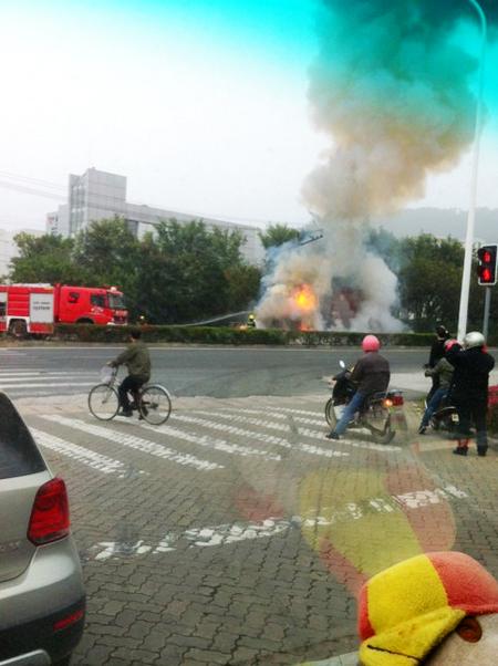 厦门拖头车追尾撞上小轿车 两车起火烧毁