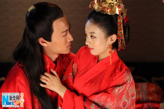 《错点鸳鸯》曝剧照 戚迹赵丽颖入洞房嘟嘴亲